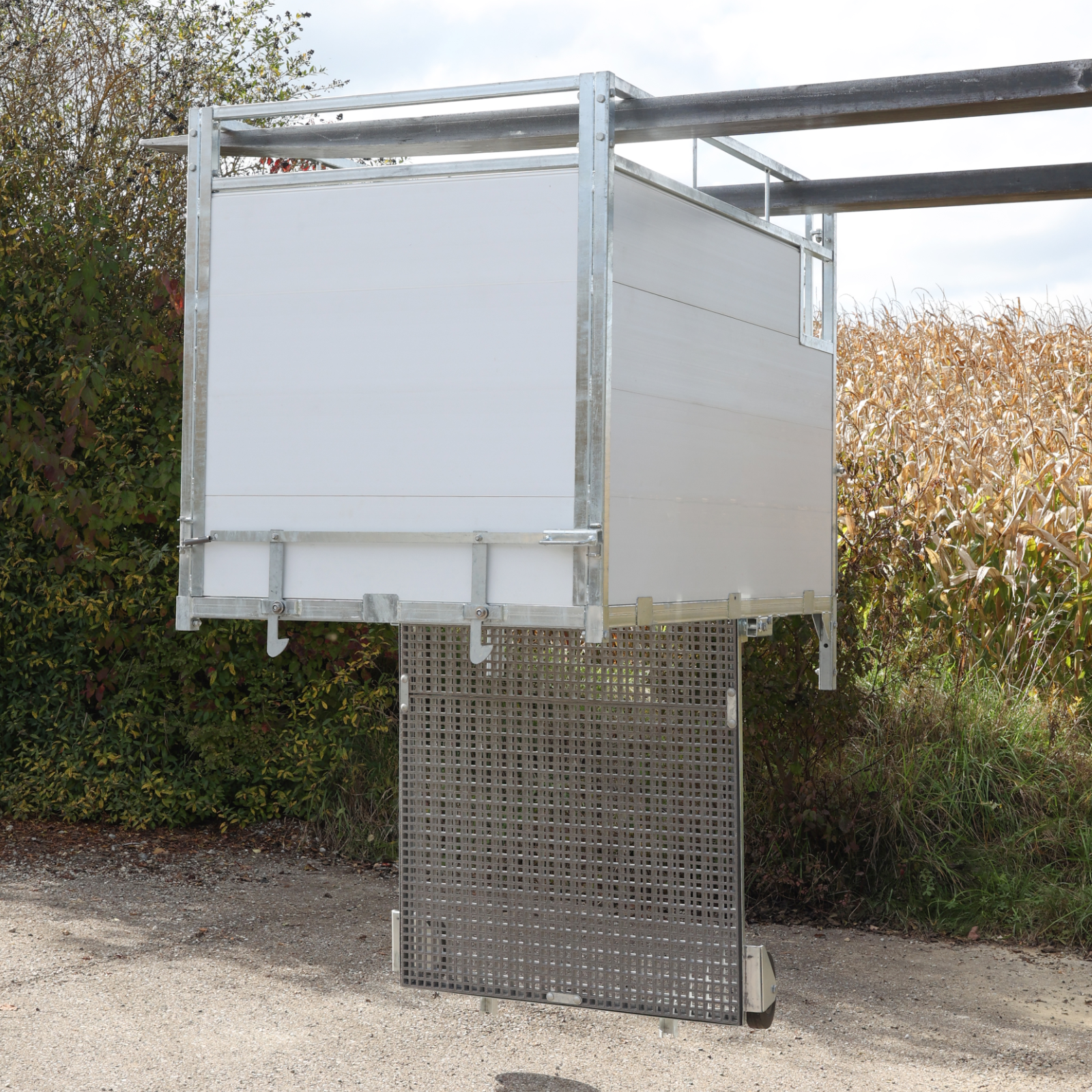 Kälberbox Premium mit schwenkbarem Boden